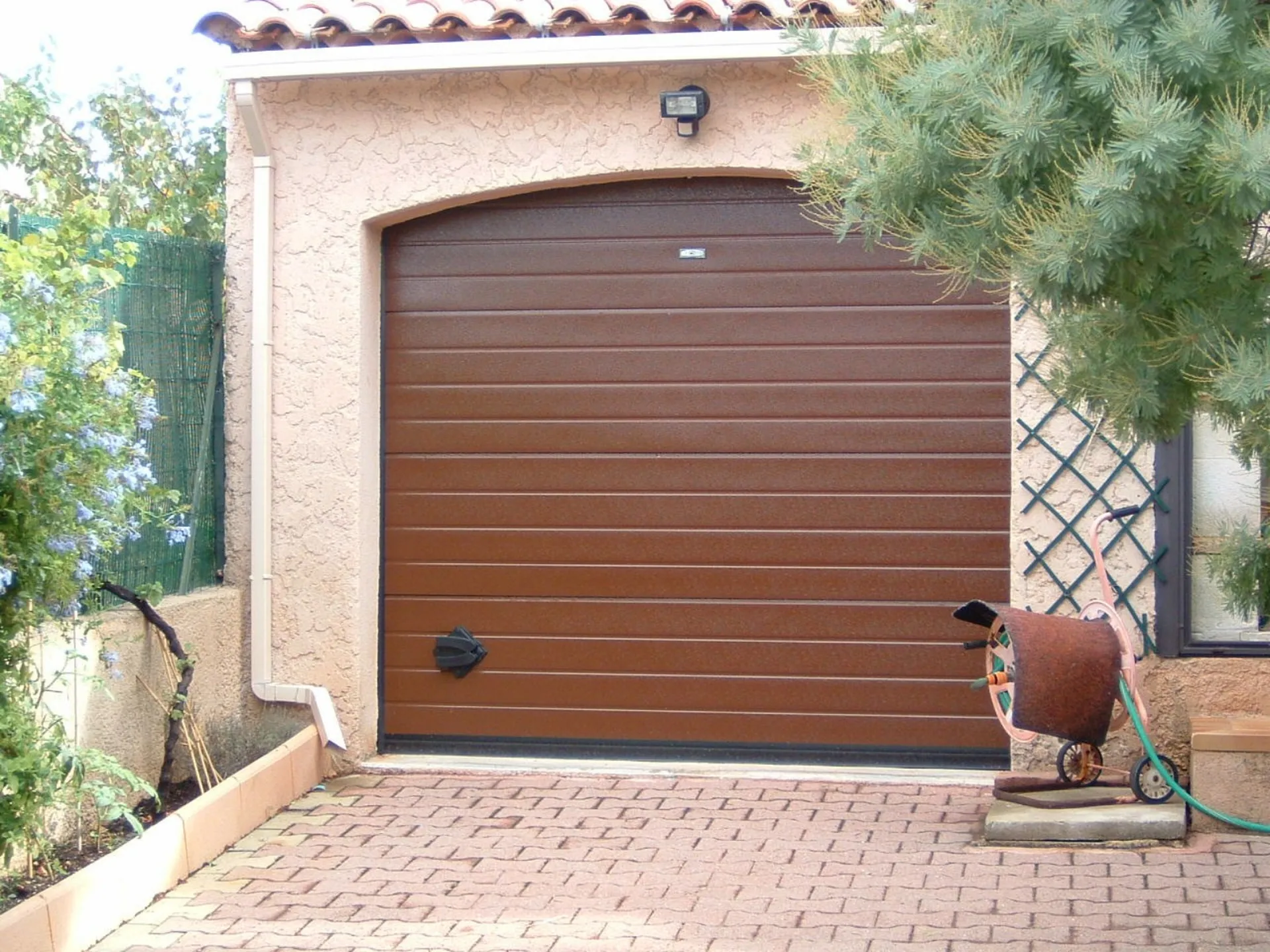 Porte de garage sectionnelle rainurée marron RAL 8003