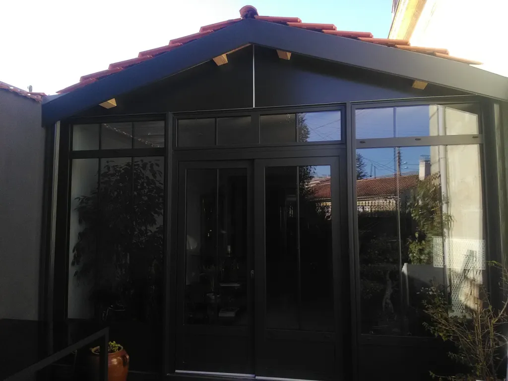 Pose d’une porte-fenêtre et fenêtre latérale en alu noir pour accès cour à Pessac