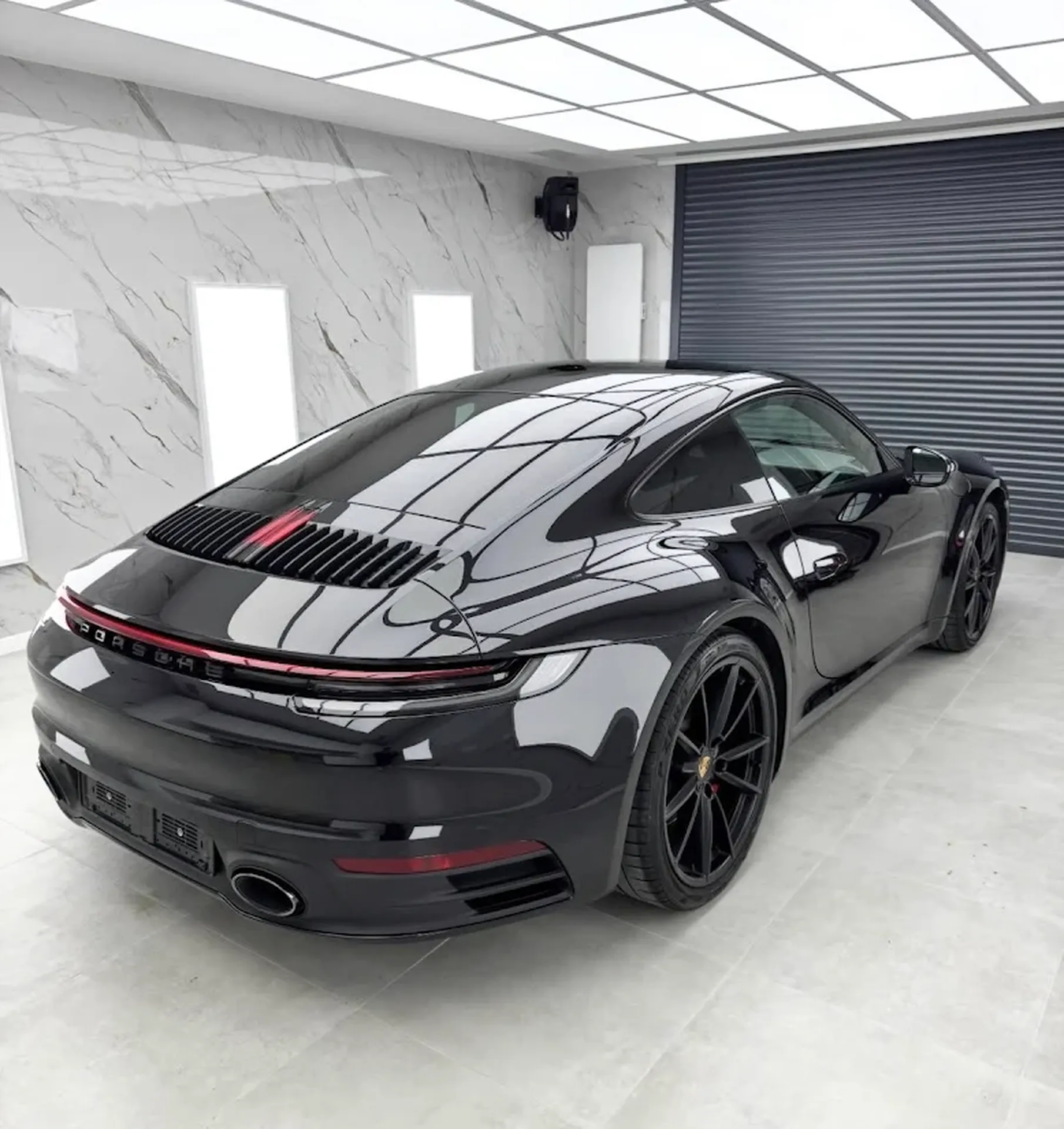 Lustrage complet et protection céramique GTECHNIQ sur Porsche 992 à Marne-la-Vallée Chessy 77700