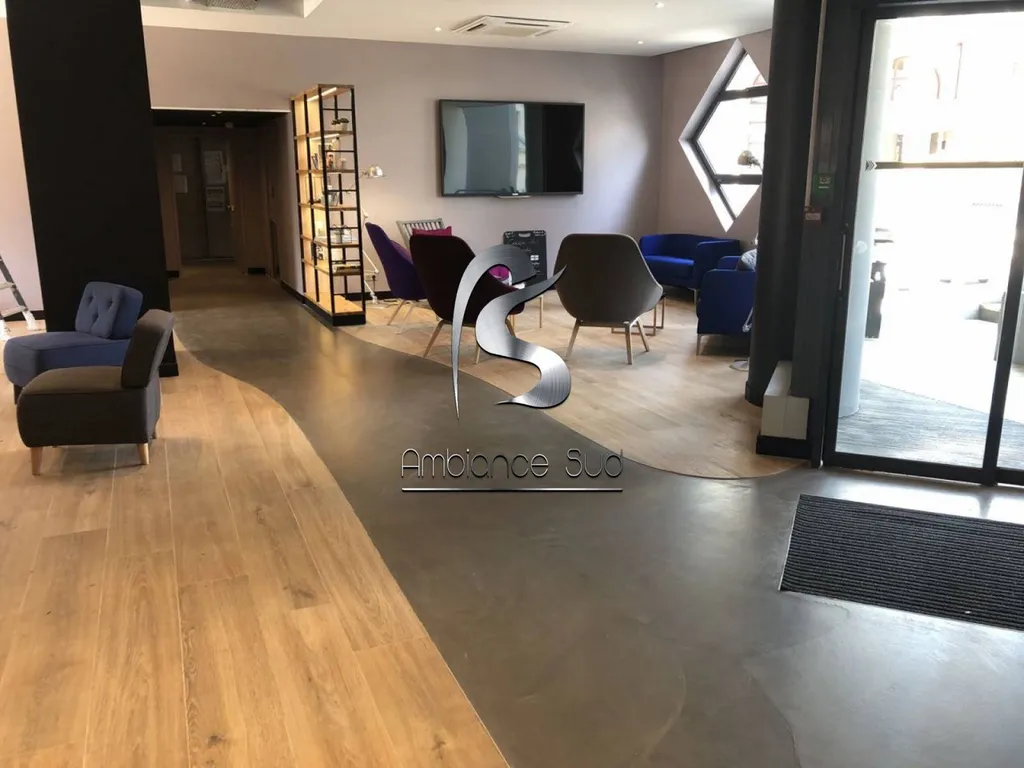 SOL DECORATIF BETON CIRE COULE POUR RESTAURANT A NICE