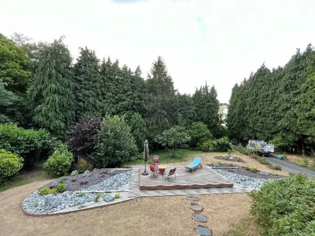 Réalisation de massif pour aménager le pourtour d'une piscine + engazonnement