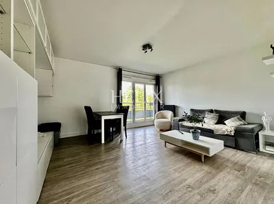Sous compromis à Plaisir pour cet appartement de 3 pièces avec 2 chambres au dernier dernier étage de la résidence Petit Bontemps