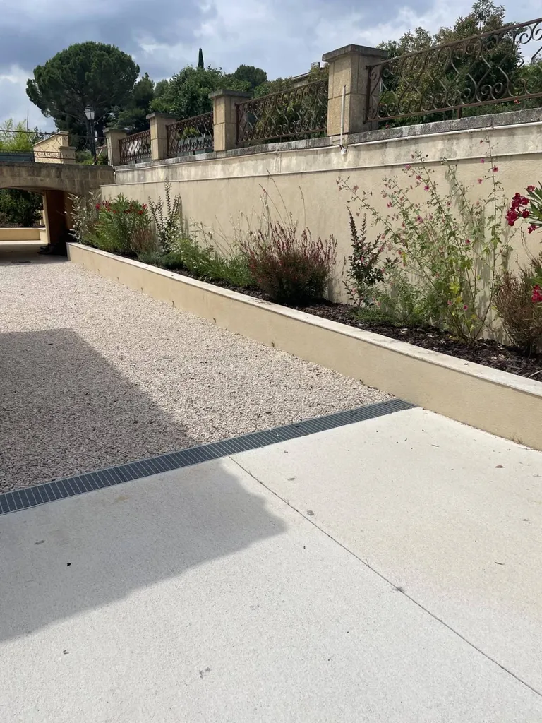 aménagement d'une allée et d'une jardiniere