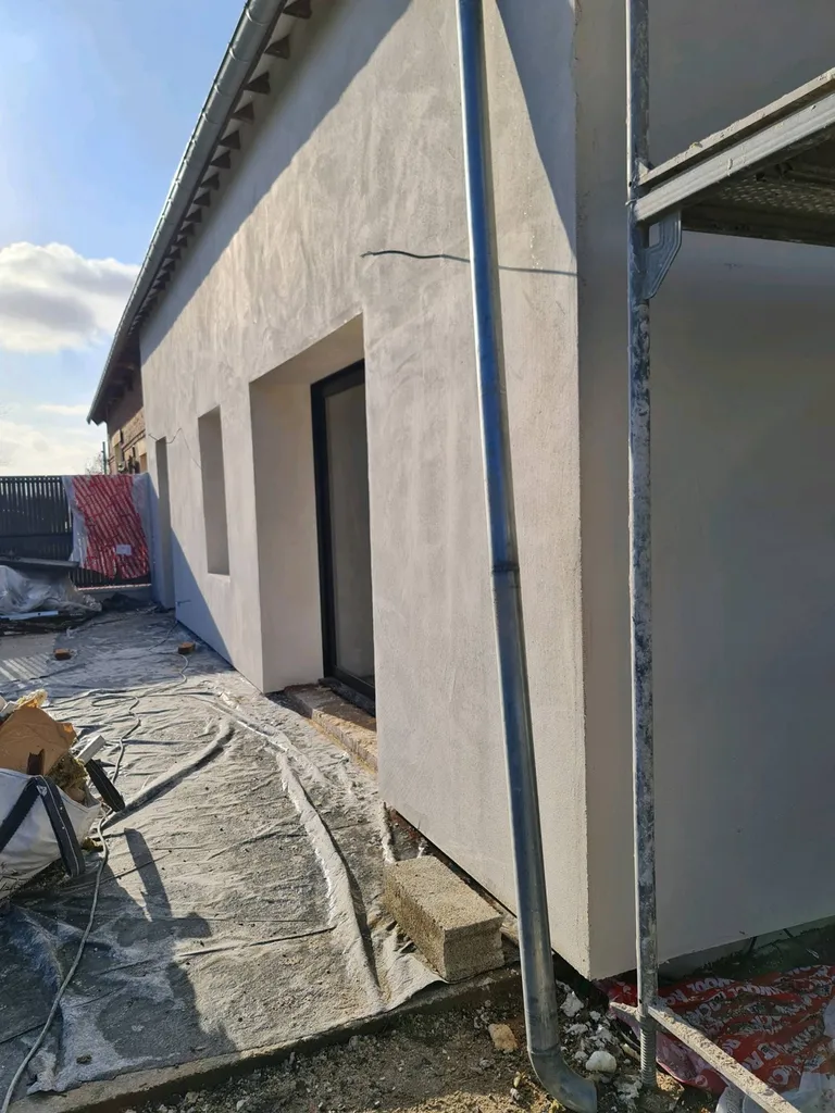 Isolation par l'extérieur des murs d'une maison en laine de roche