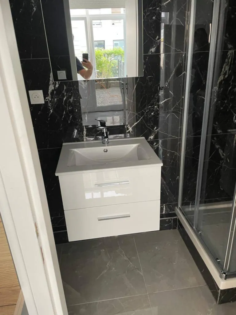 Studio clé en main rénové avec cuisine et salle de bain équipée ainsi qu'un jardin privatif dans le secteur calme et prisé de Lyon 3ème