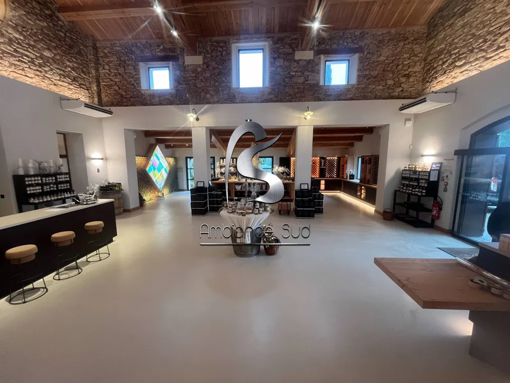 Aménagement de bureaux avec un sol en résine minérale effet béton ciré aux Arcs près de Sainte Maxime