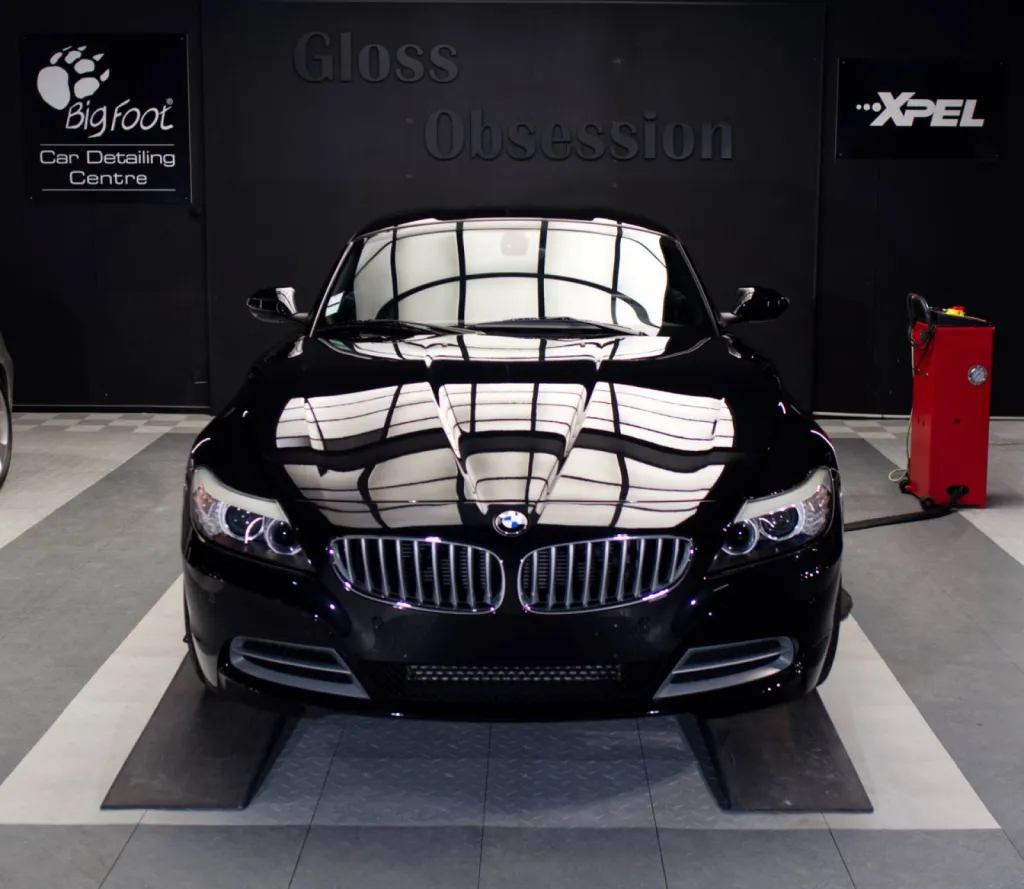 Redonner éclat à la BMW Z4 avec un polissage intensif chez Gloss Obsession.