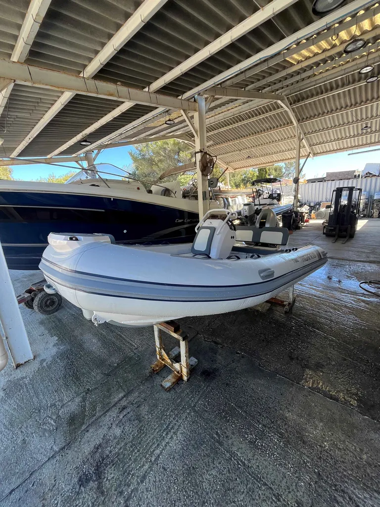 Vente d'un bateau semi-rigide Highfield Classic 420 d'occasion équipé d'un moteur hors-bord Honda Marine 60 CV d'occasion disponible à La Londe-les-Maures près de Hyères