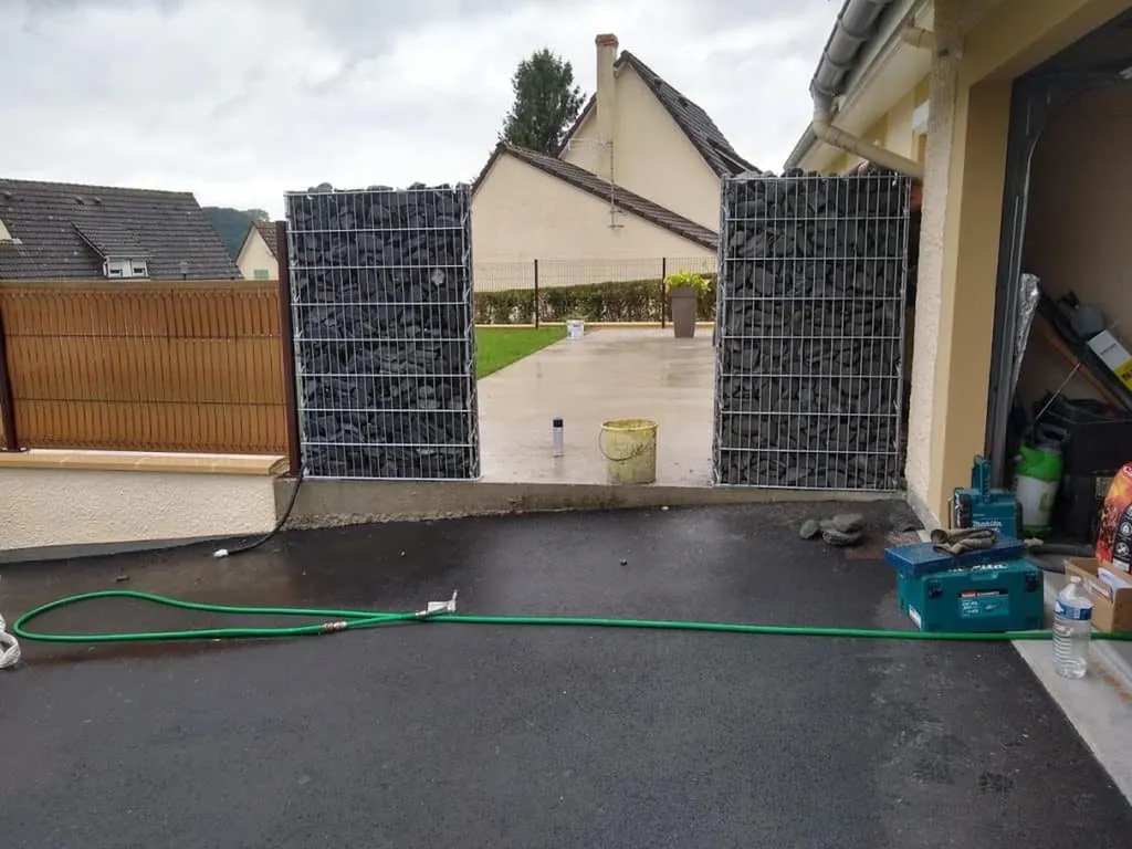 Pose de murs en gabions TRIOOO avec cailloux bleus à Cany-Barville (76450)
