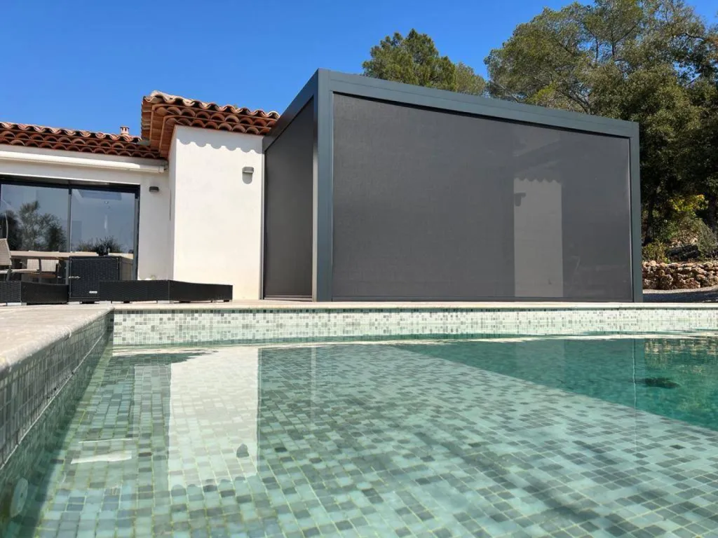 Installer un store toiles vertical sur une pergola bioclimatique à Cannes