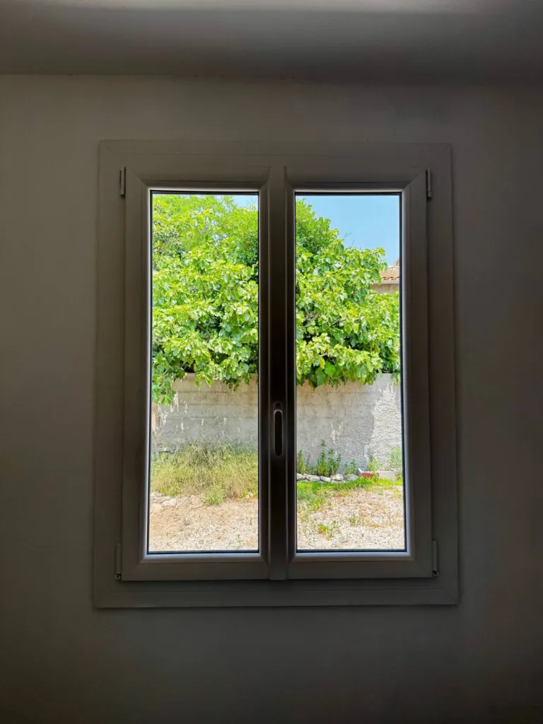 Installation de nouvelles fenêtres pour chambre en PVC