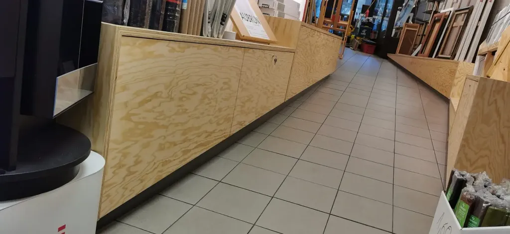 Estrades, gradins et caissons en bois sur mesure pour l'entrée d'un magasin d'encadrement à Aix-en-Provence