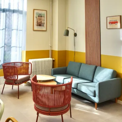 Salle de repos lumineuse et confortable, favorisant les interactions sociales dans un établissement public bordelais, par l’Atelier D. architecte d’intérieur à Bordeaux.