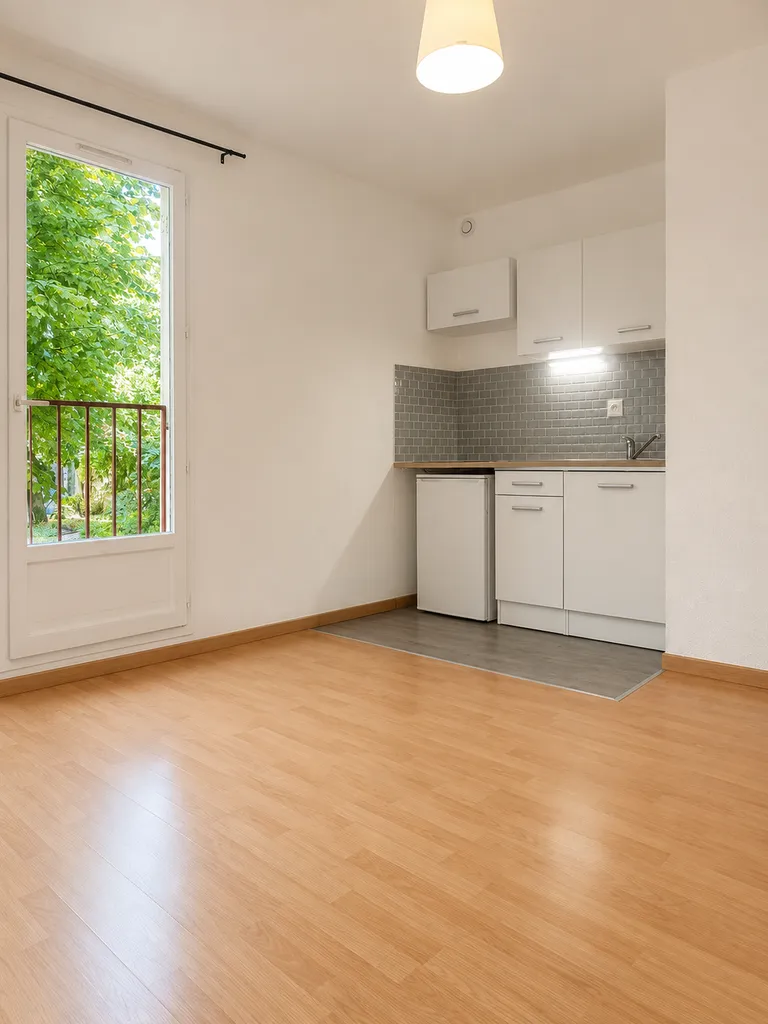 Studio en centre ville proximité toutes commodités, au 1er étage dans une résidence, refait à neuf, idéal investisseur