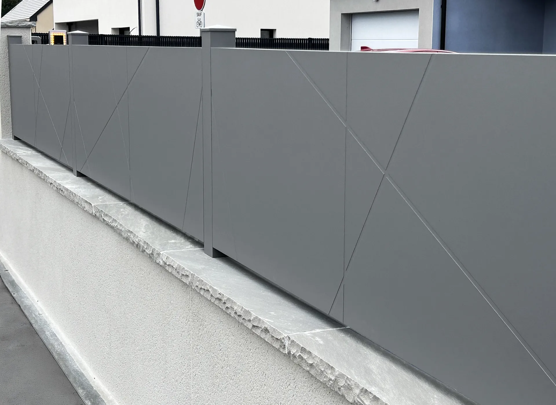 SB CONCEPT à Danjoutin Gamme GRAVITY Portail en aluminium motorisé battant ,coulissant ou autoporté  ,coloris au choix