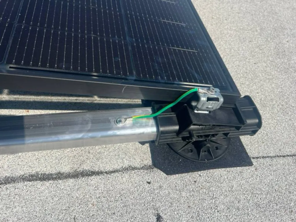 Posez des panneaux photovoltaïques Dmegc 500W sur votre toiture de maison pour réduire vos factures d'électricités