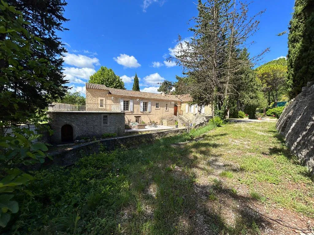 Mormoiron - Domaine viticole, oléicole, 3 gites avec piscine au pied du Mont-Ventoux.