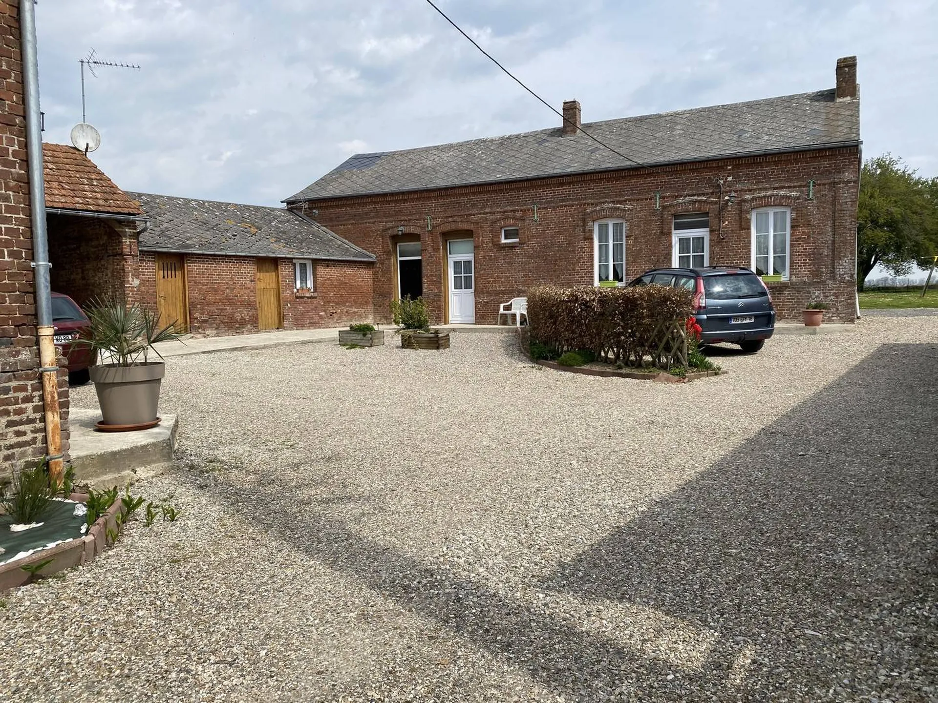 Vends  ensemble immobilier avec gîtes comprenant: Maison principale donnant sur une cour intérieure et un jardin clos et arboré de 1672 m²