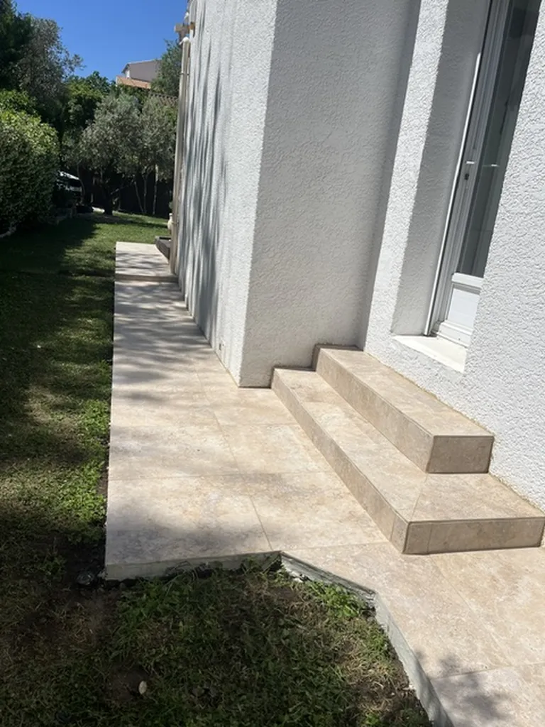 Création d’une allée extérieure avec marches d’escalier et pose de carrelage 60x60 cm à Prades-le-Lez dans l’Hérault