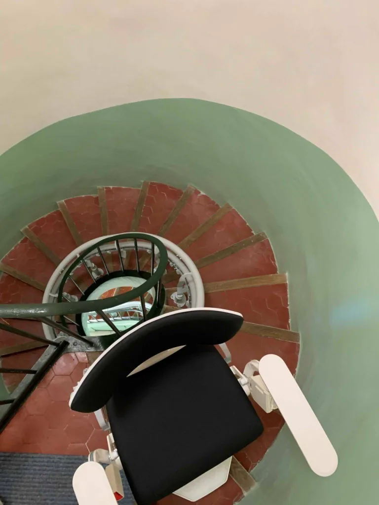 Installation d'un monte-escaliers OTOLIFT TWO dans une maison de ville à Gardanne près d'Aix en Provence