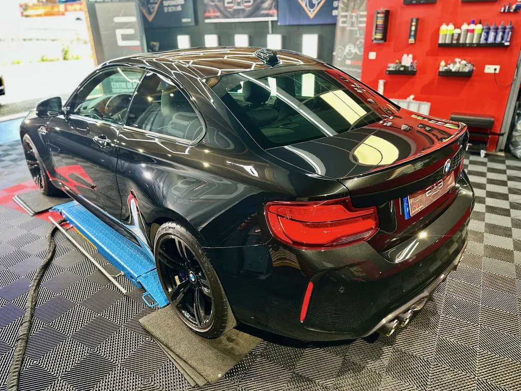 Detailing auto lyon spécialiste du traitement céramique et de la protection carrosserie sur BMW M2 voiture sportive