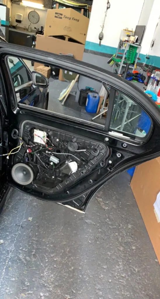 Réparation de vitre arrière Mercedes Classe A sans franchise avec prise en charge assurance chez Speed Glass Marseille 13014