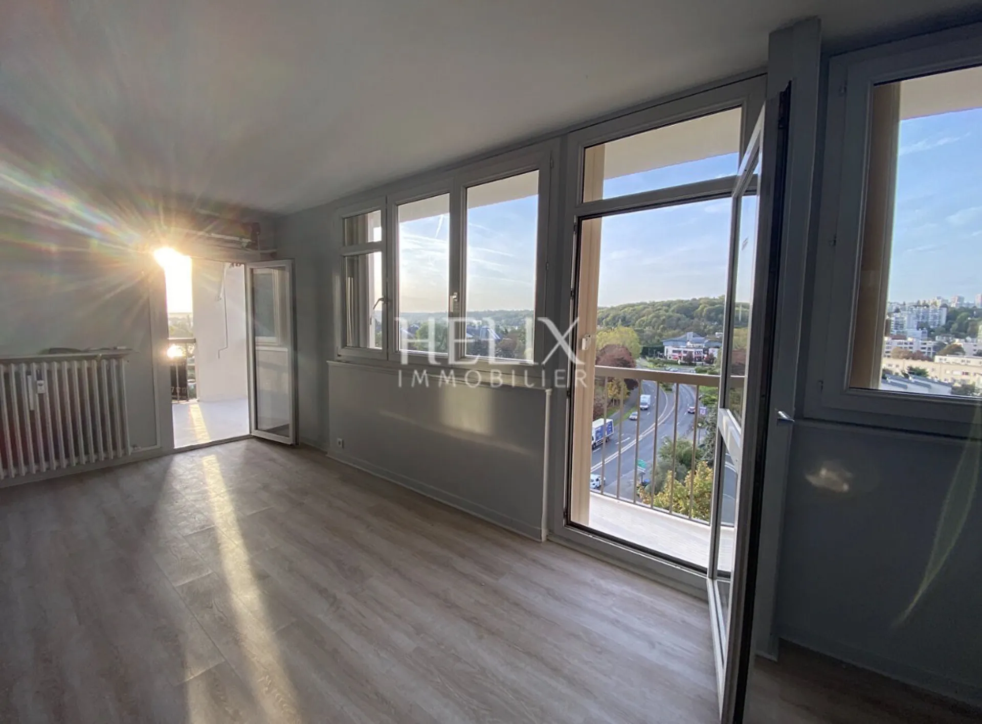 Le Pecq – Charles de Gaulle : 5 pièces traversant au dernier étage, loggia plein sud, vue dégagée