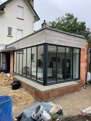 Pose de fenêtres de type verrière atelier pour une extension de maison à Beauchamp 95