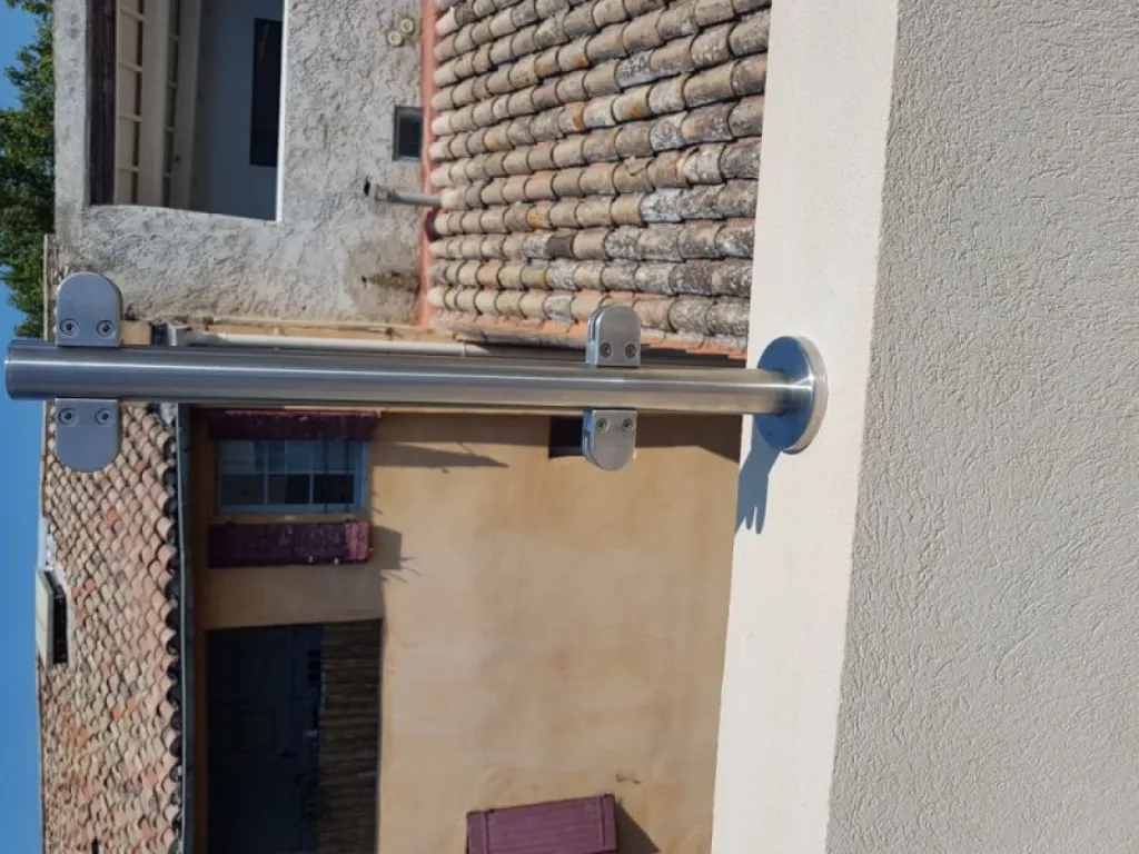 Gardes corps avec poteaux inox et vitrages opaques sur PELISSANNE 