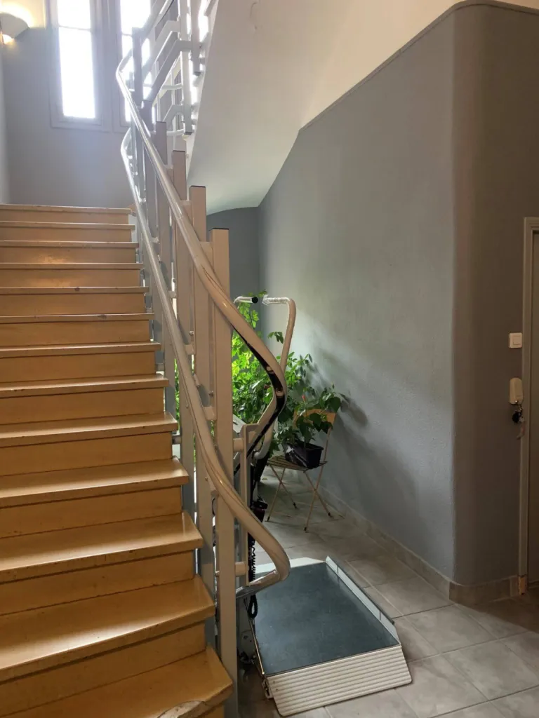 Oval'Access dépanne et entretient votre ascenseur de maison, plateforme oblique ou verticale et fauteuil monte-escalier sur Marseille, Avignon, Digne, Toulon, Cannes