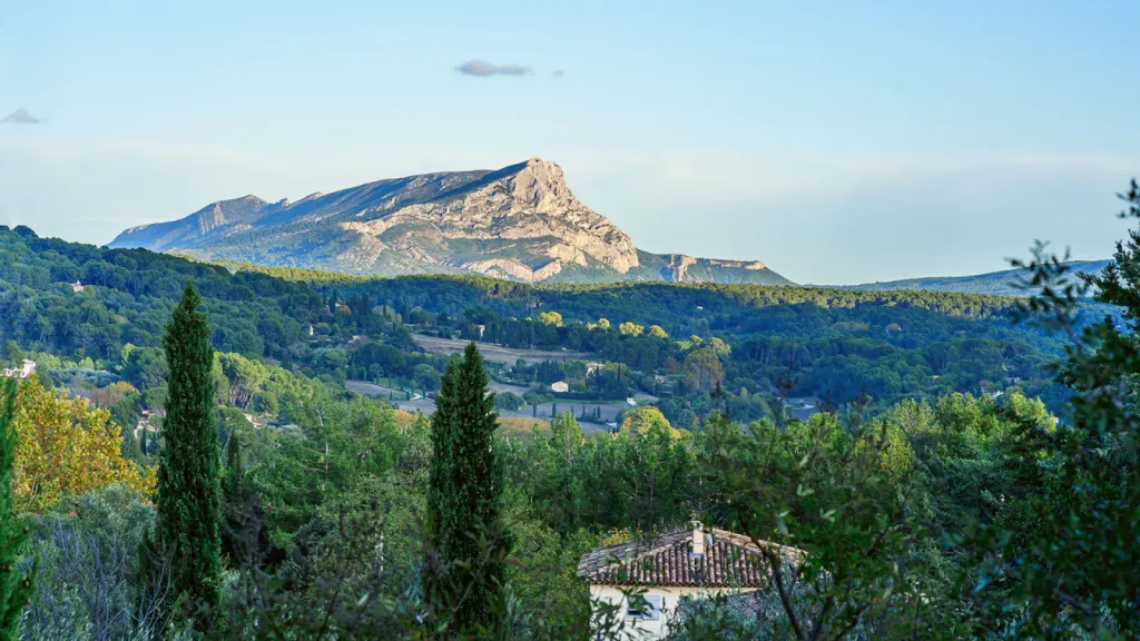 Profitez des services haut de gamme au thecamp Hôtel à Aix-en-Provence pour un séjour inoubliable entre confort, nature et modernité