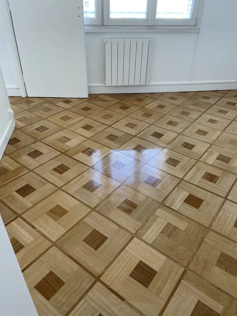 Séjour rénové avec parquet remis à neuf et chauffage électrique performant