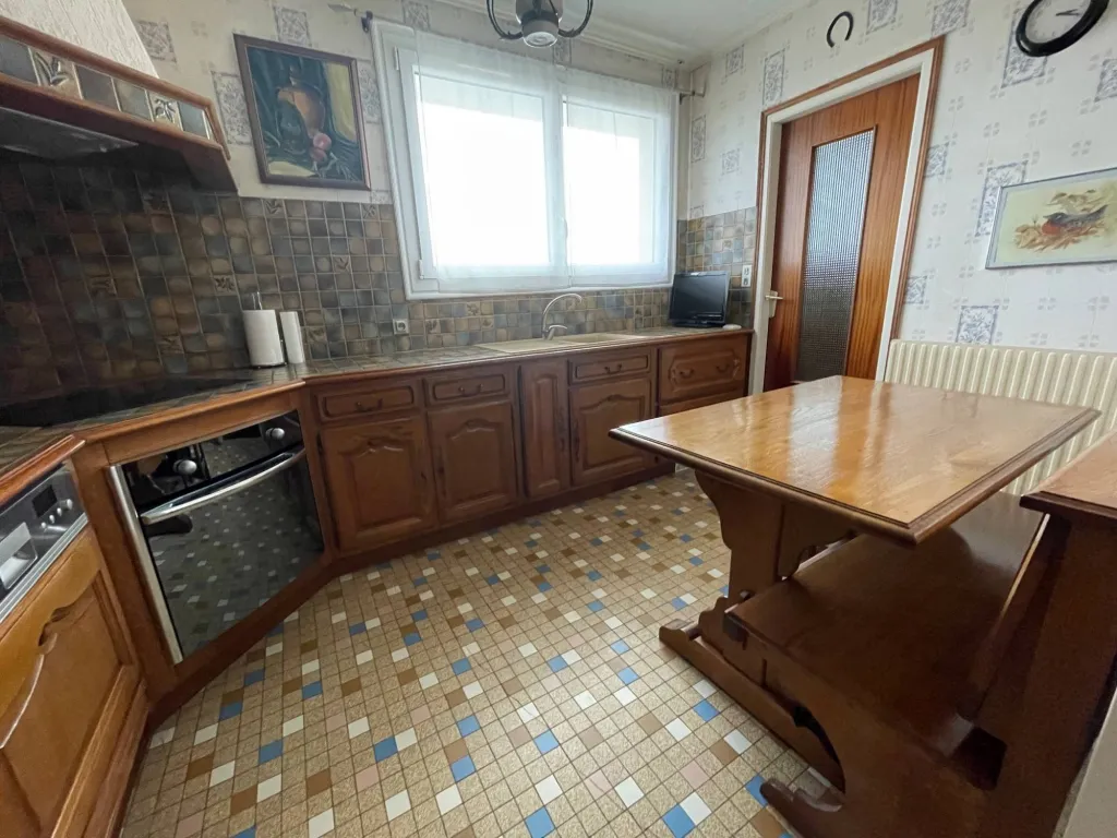 maison avec cuisine spacieuse aménagée et équipée