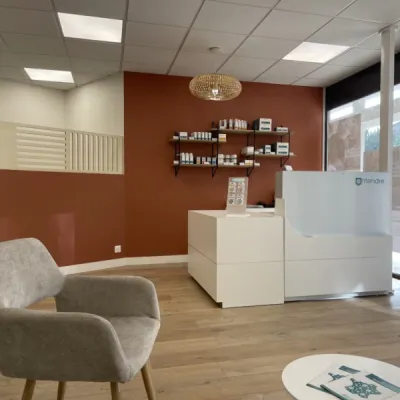 Agencement commercial professionnel d'une salle d'attente d'un magasin d'audioprothèses à la Teste par l'Atelier D., architecte d'intérieur à Bordeaux