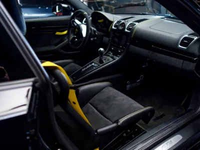 Détail de la Porsche Cayman GT4 après un travail de polissage et de lustrage, suivi d’un traitement céramique, pour une brillance optimale et une protection longue durée.