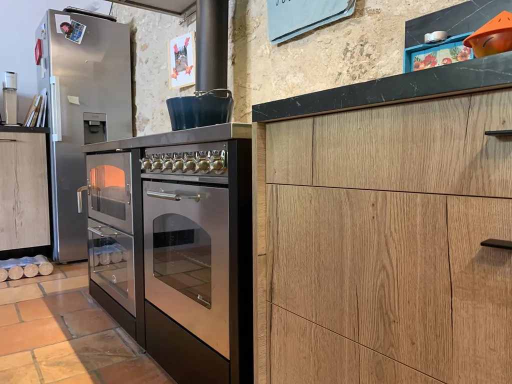 Pose d'un ensemble de cuisinière bois et gaz piano de cuisson sur mesure dans une cuisine de caractère en Gironde Sauveterre de guyenne