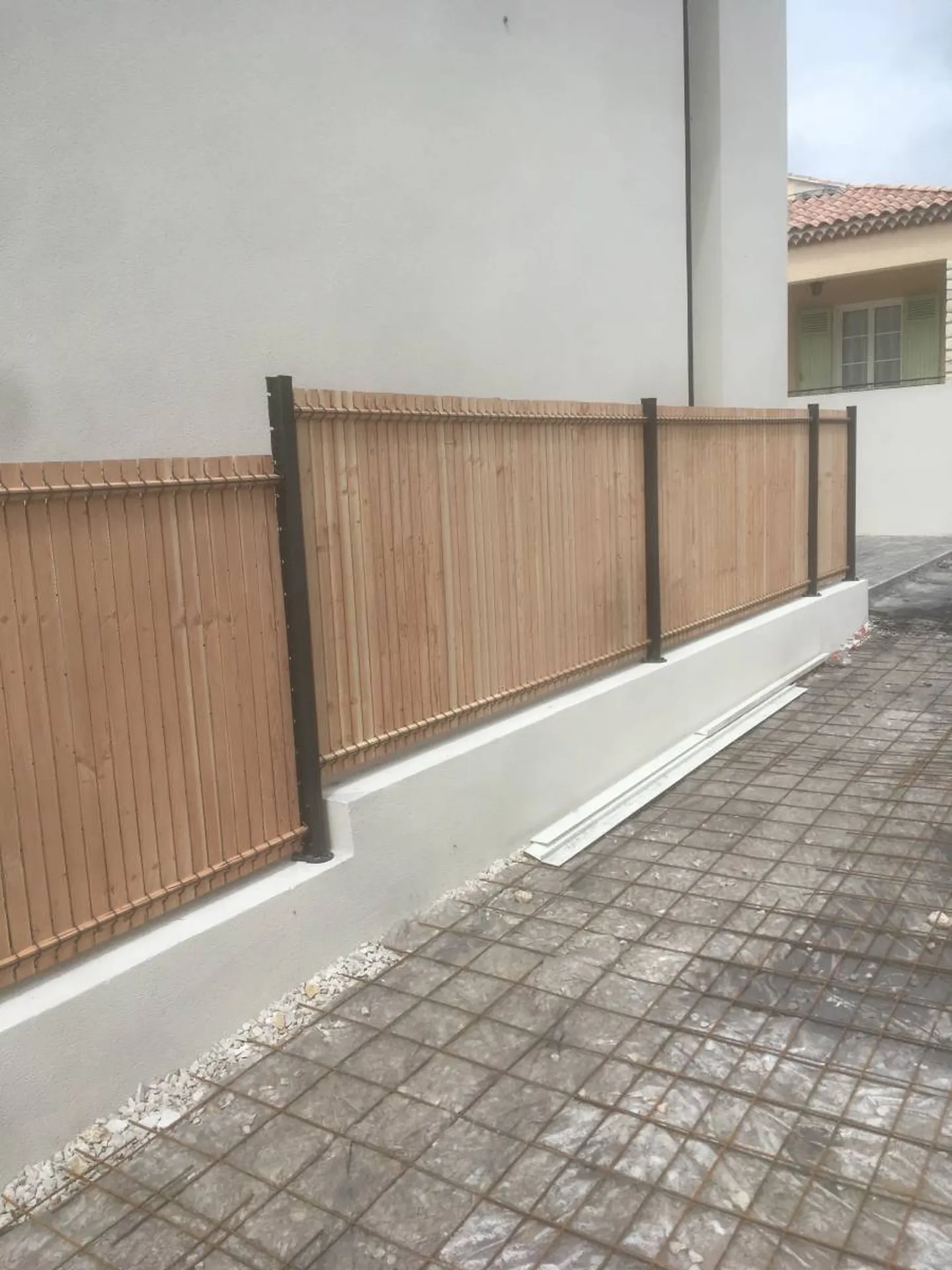 Brise-vue en bois sur clôture en panneaux soudés fixés sur platine à Sausset-les-Pins