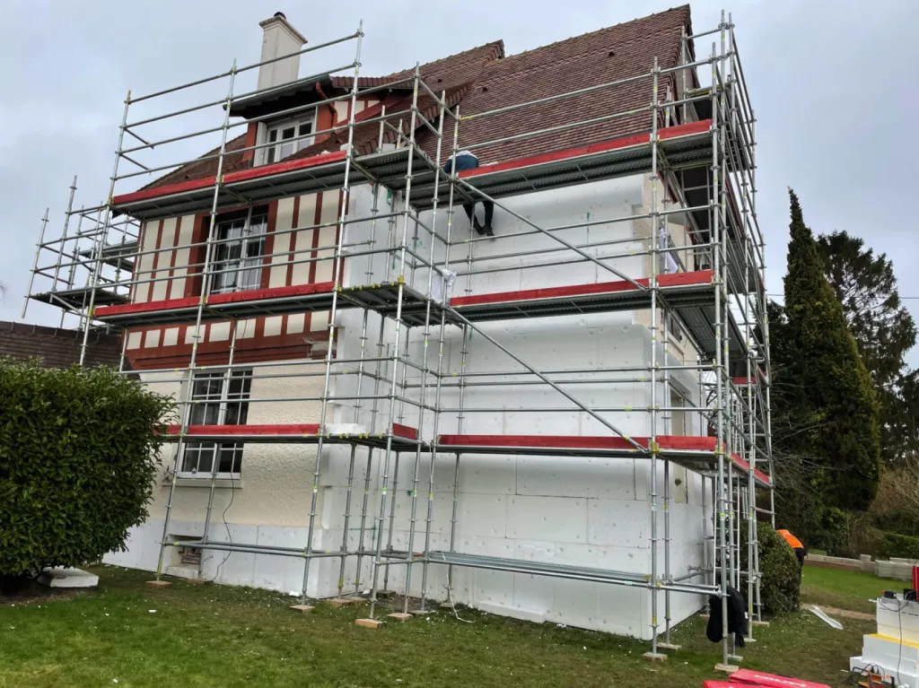 Isolation par l'extérieur avec ravalement projeté à la chaux : le choix écologique et économe d'une entreprise RGE Le Havre 76