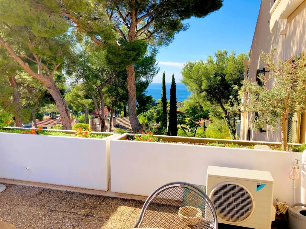 Appartement T1 Cassis  en dernier étage avec belle terrasse dans résidence fermée au calme