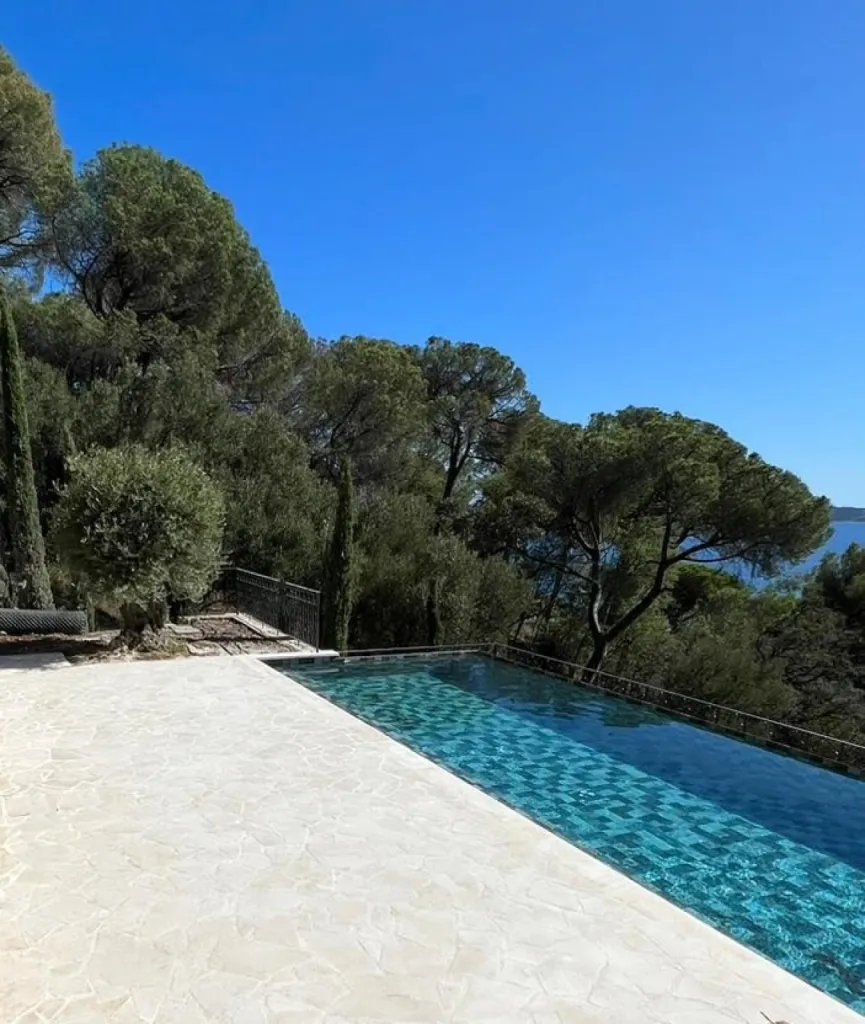 Terrasse en Pierre Naturelle, dallage, dalle, carrelage, pavé, margelle de piscine : Élégance, Authenticité et Durabilité – FRANCEPIERRE