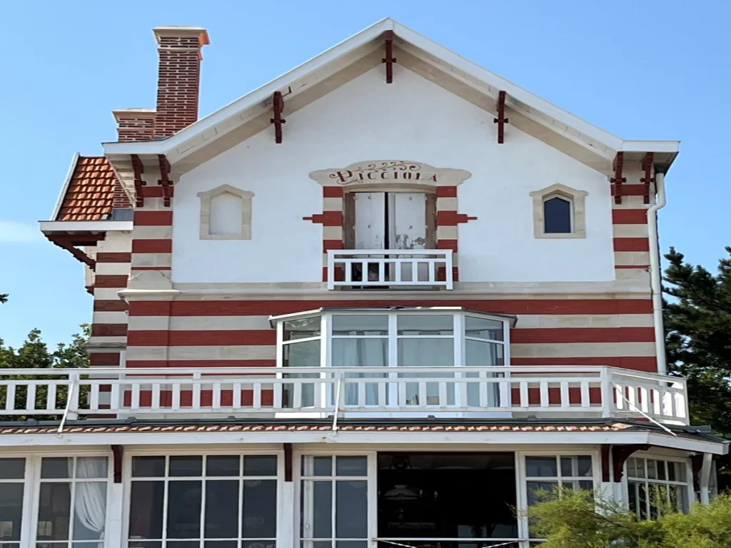Rénovation complète avec ravalement de façade en pierre et enduit à la chaux traditionnelle à Arcachon