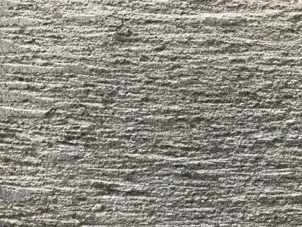 Pierre de basalte : roche volcanique grise résistante aux chocs thermiques pour sols et revêtements