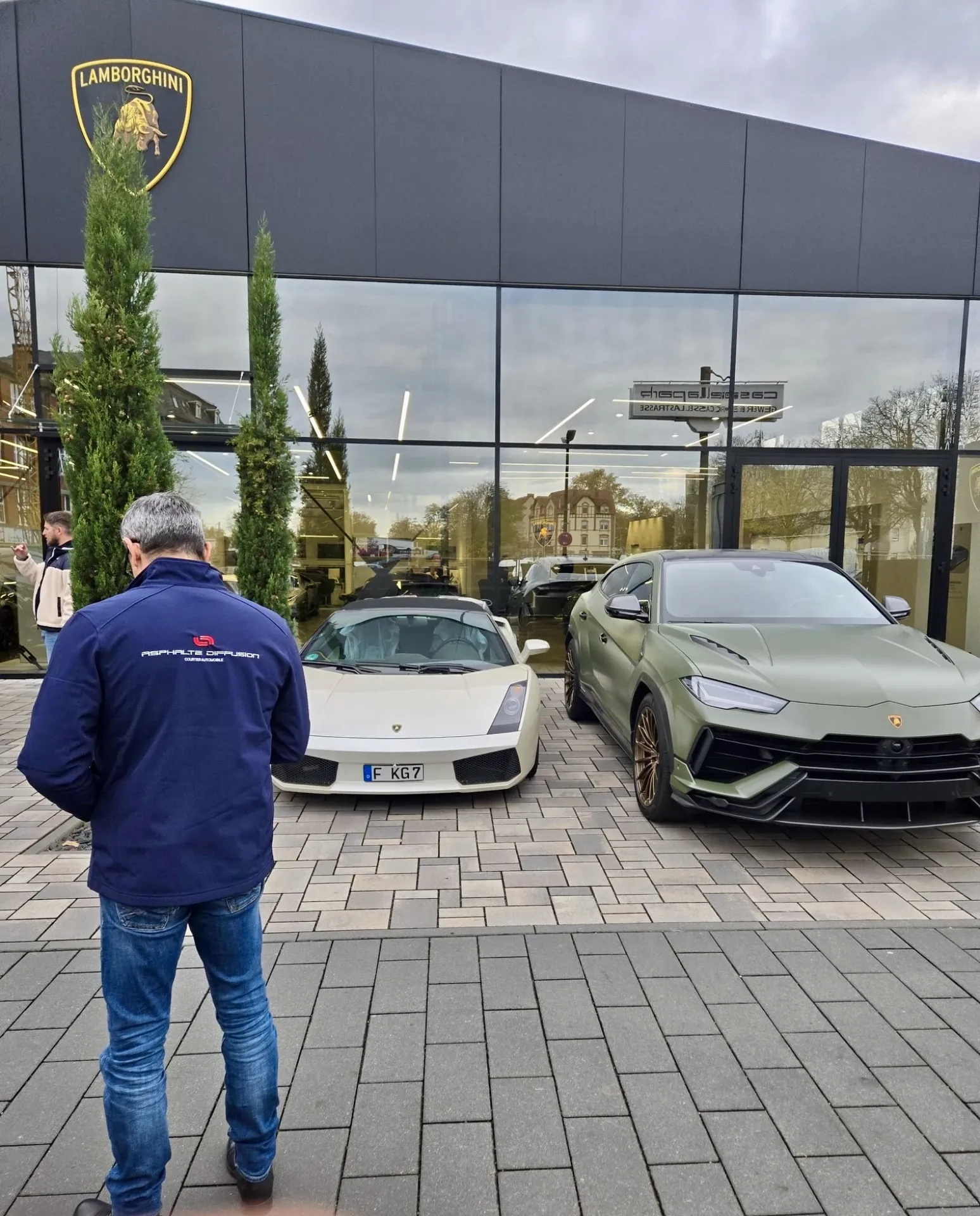 Lamborghini vue avant en showroom Asphalte Diffusion Bordeaux Gironde