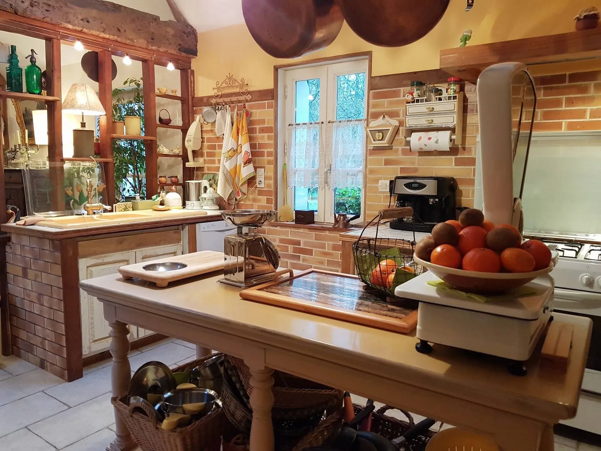 Cuisine aménagée et équipée (cheminée)