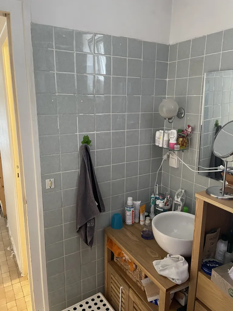 Salle de bain avant rénovation côté vasque à Gleizé près de Villefranche-sur-Saône (Rhône – 69), avant la modernisation de l’aménagement et des équipements.