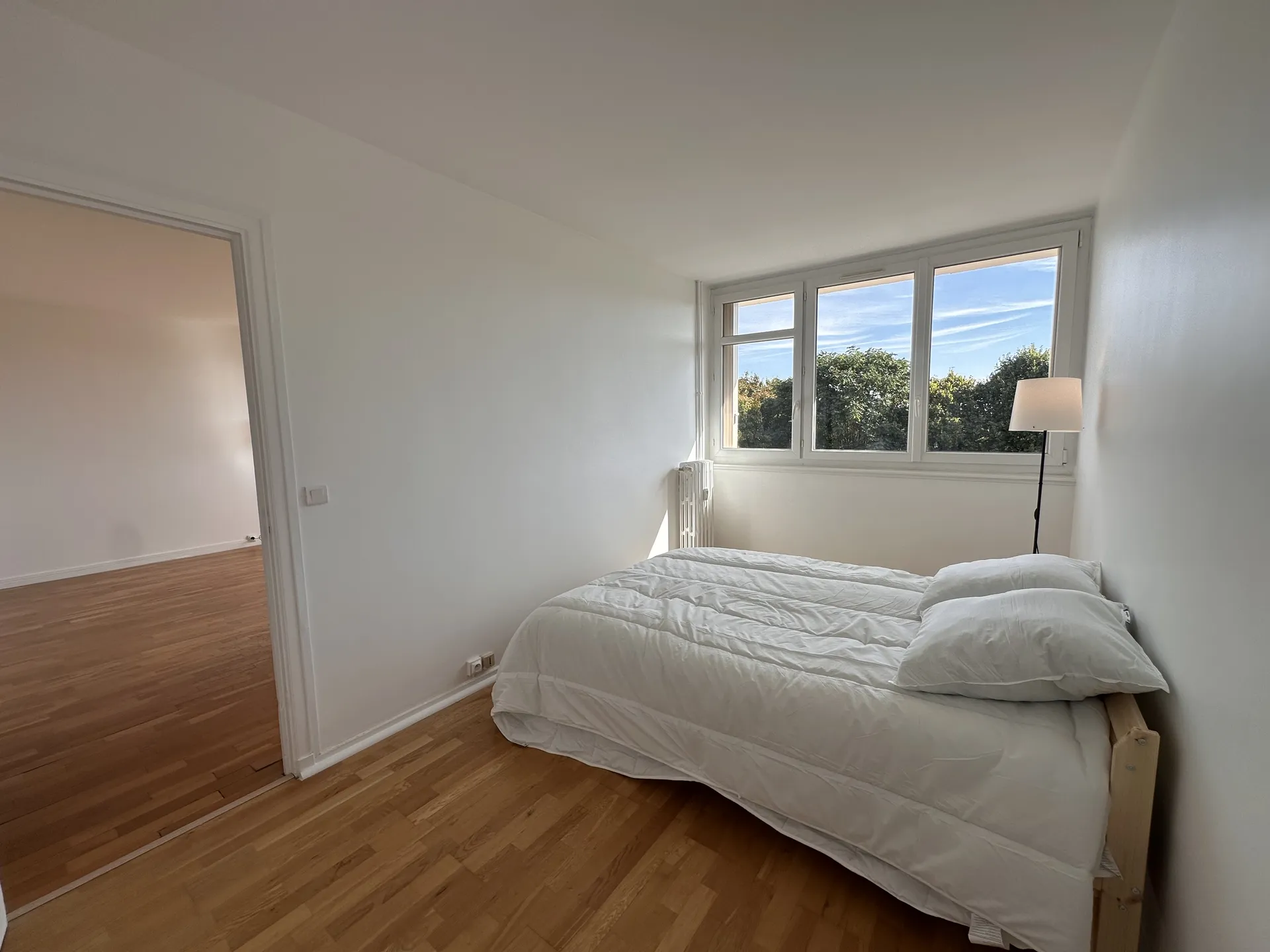 Au Pecq Centre, dans une résidence familiale avec gardien et espaces verts, 3 pièces meublé rénové, traversant Est-Ouest, balcon