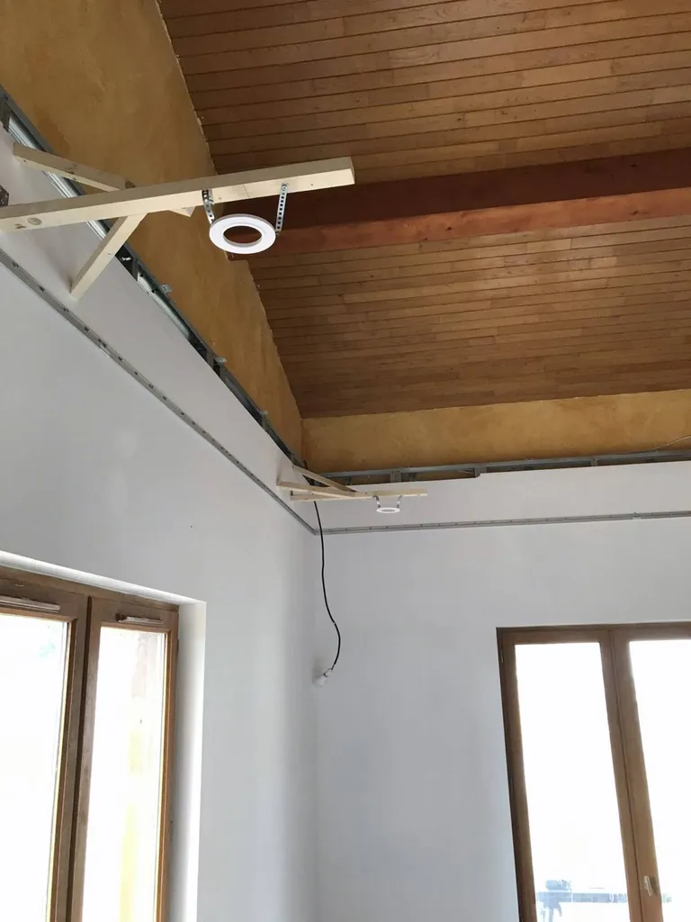 Création d'un support bois pour ajuster la hauteur du spot, avant la pose du plafond tendu, Toulouse
