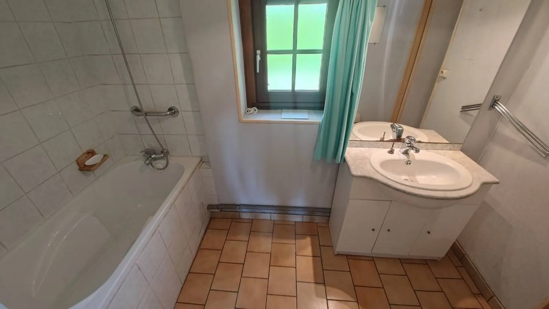 VENDU charmante longère de 95 m² bâtie sur un terrain de 1068 m² paysagés et clos situé à 10 minutes de plages