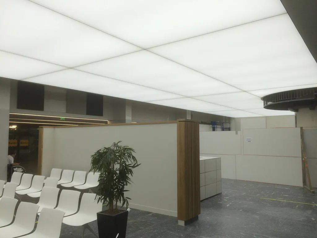 Plafonds lumineux BARRISOL translucides rétroéclairés dans accueil hôpital RANGUEIL de Toulouse