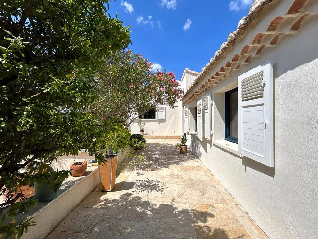 PERNES-LES-FONTAINES : MAISON DE PLAIN-PIED EN POSITION DOMINANTE AU COEUR D'UNE PINÈDE   